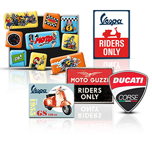 Varios imanes con motivos de motos y marcas como Vespa, Moto Guzzi y Ducati, en diseños coloridos y elegantes.